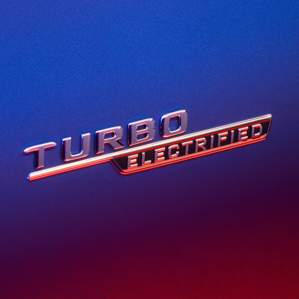 Emblema «TURBO E PERFORMANCE» en el guardabarros delantero, iluminado con luz roja.