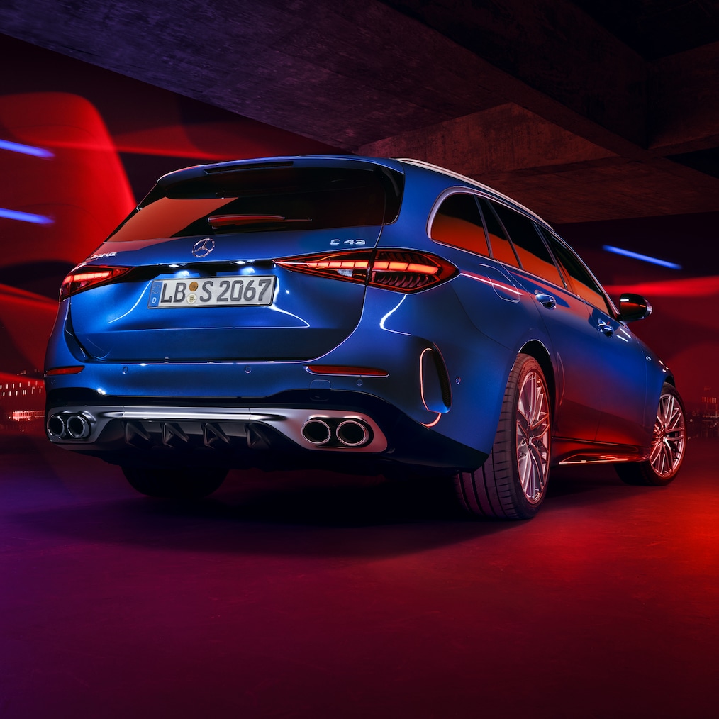 Faldón trasero con inserto difusor en negro brillante del Mercedes-AMG Clase C Estate C 43.