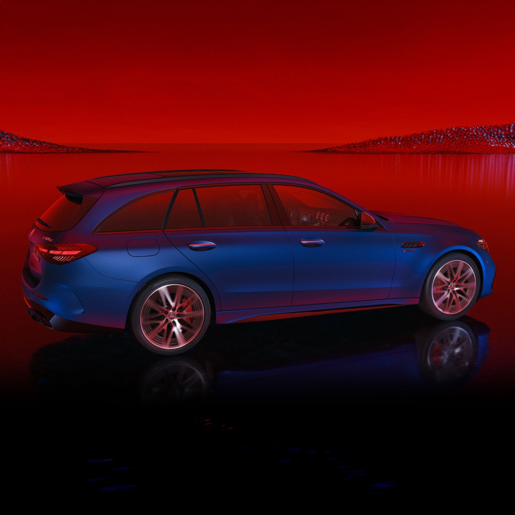 Mercedes-AMG C 63 S E PERFORMANCE familiar pintado en MANUFAKTUR azul espectral magno, vista lateral frente a un fondo rojo.