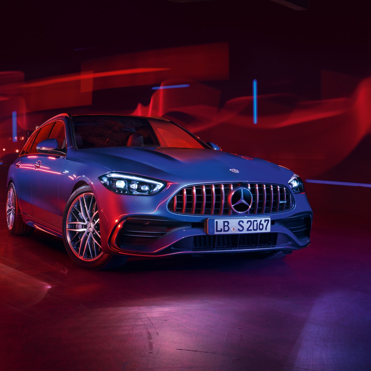 Mercedes-AMG C 43 en vista frontal sobre fondo rojo.