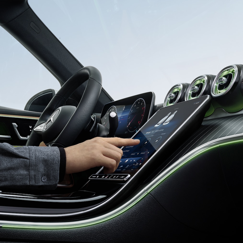 Primer plano del puesto de conducción con visualizadores en el Clase C de Mercedes-Benz.