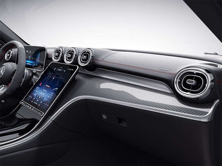 Elemento de adorno de fibra de carbono AMG en el Mercedes-AMG Clase C Berlina.