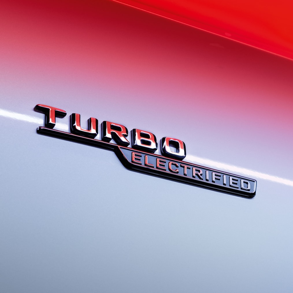 Primer plano del emblema TURBO ELECTRIFIED en las aletas delanteras.