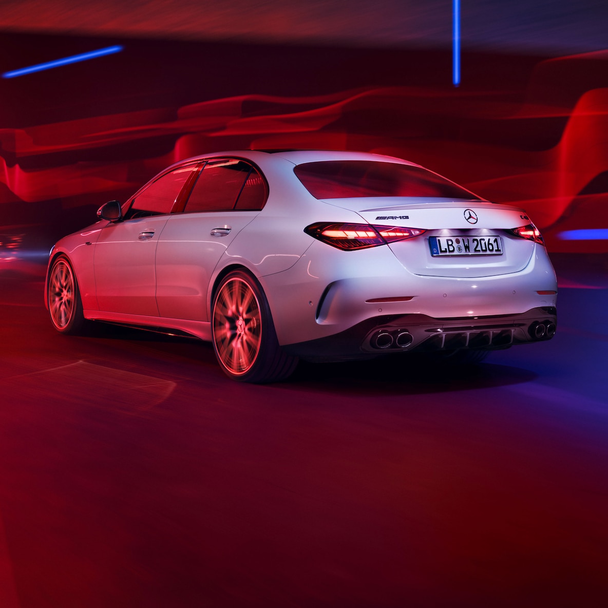 Vista lateral trasera de un Mercedes-AMG C 43 en versión Berlina.