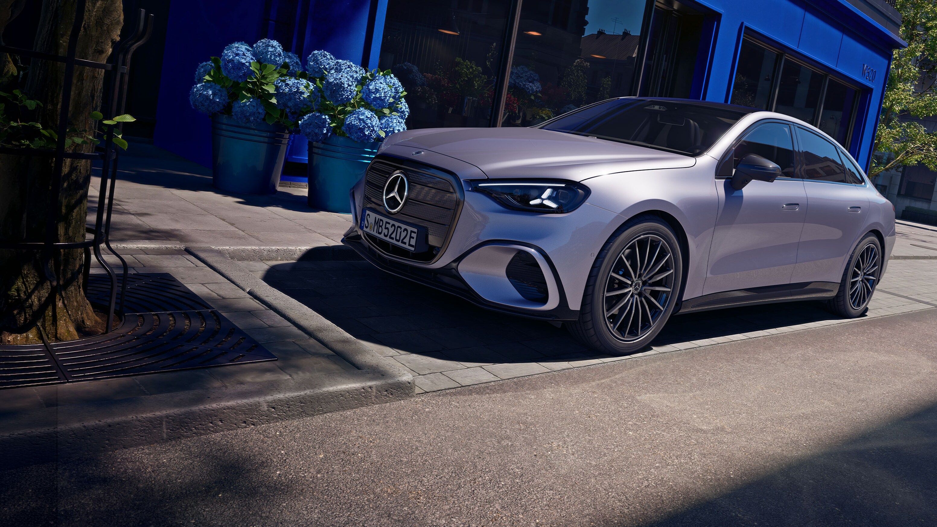 Visual frontal latera del Clase C con la parrilla encendida aparcado en la calle