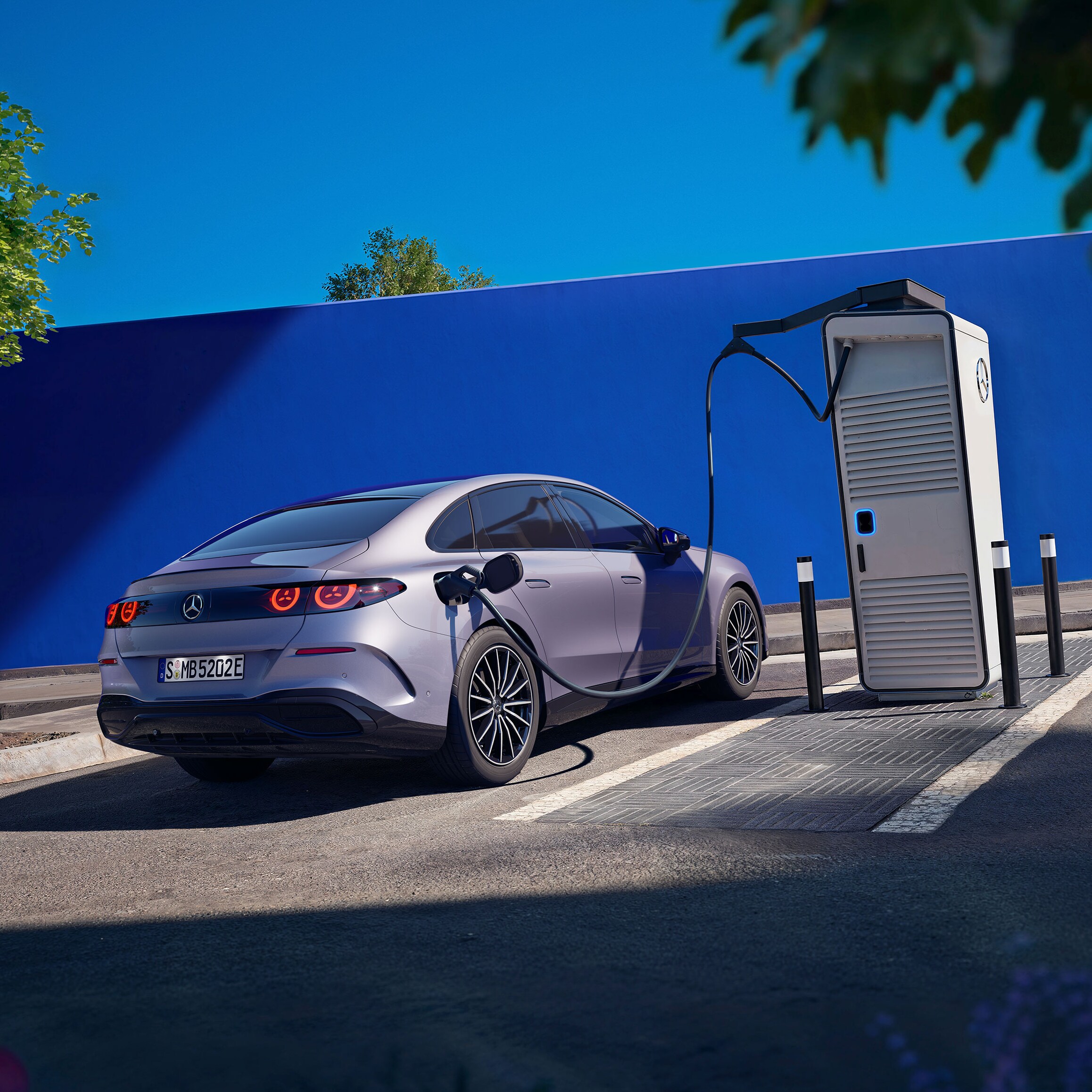 Visual del nuevo Clase C eléctrico en color gris de Mercedes-Benz en un parking mientras se carga
