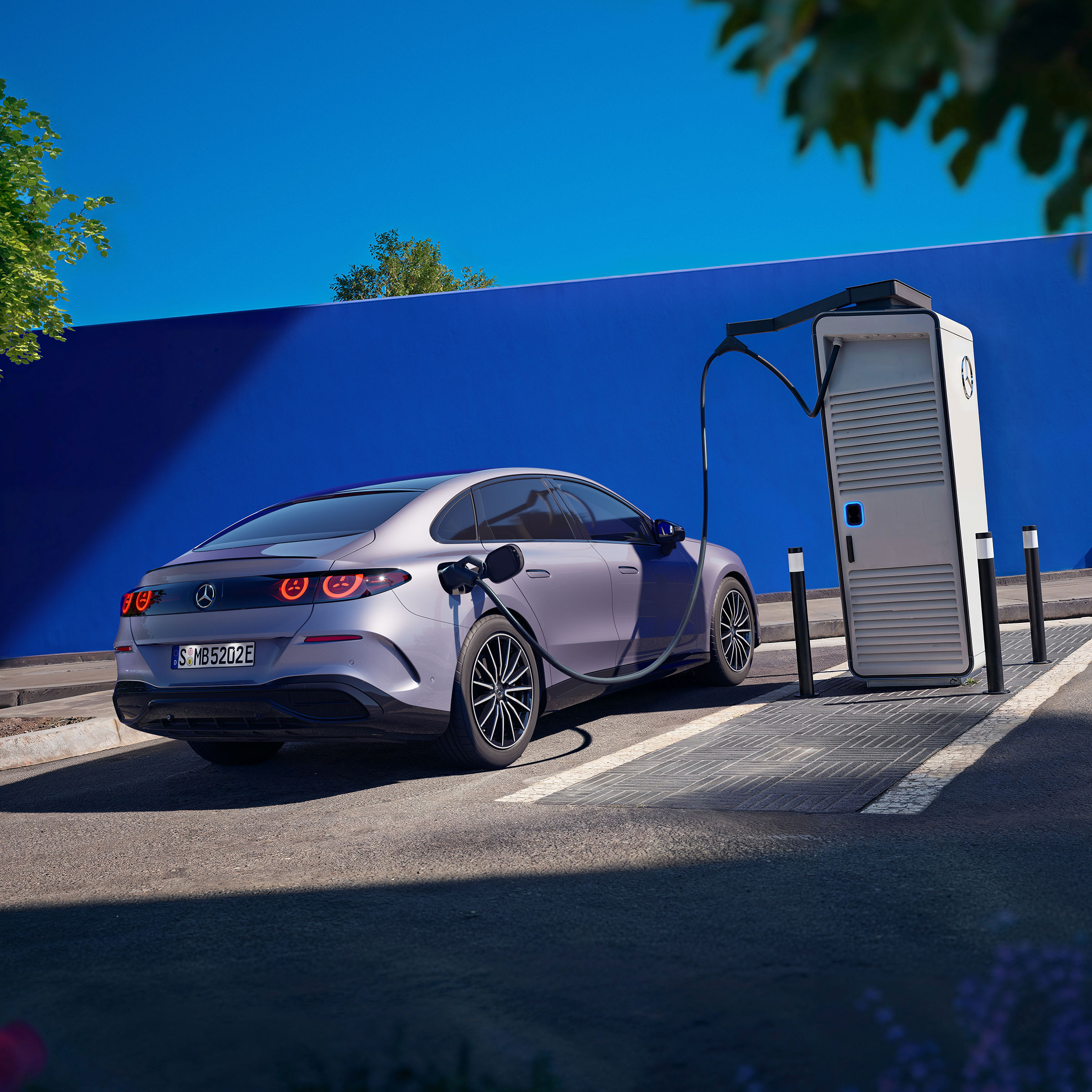 Programa CAE | Mercedes-Benz Visual trasera de un Clase C eléctrico gris en una estación de carga