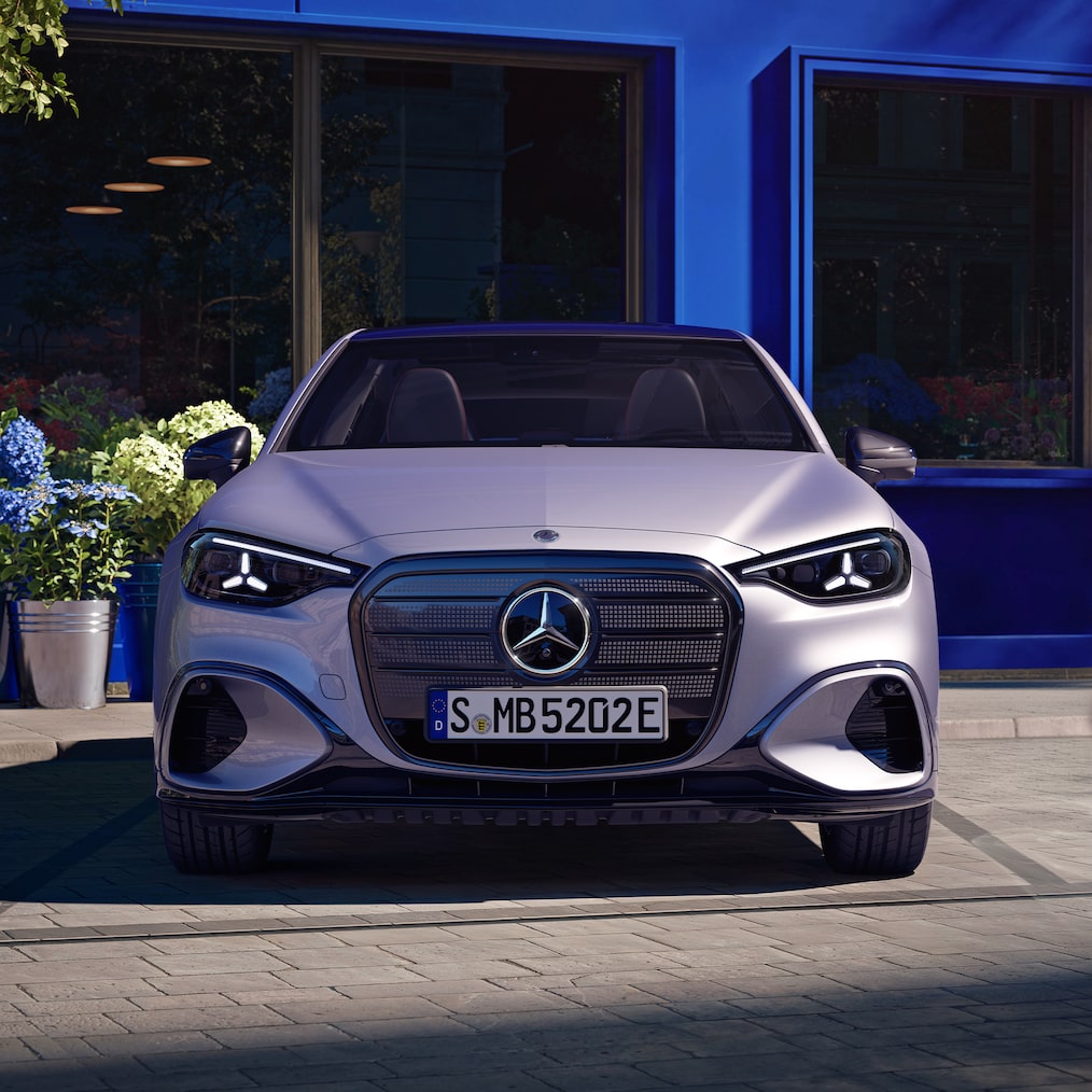El diseño frontal iluminado del nuevo Clase C eléctrico de Mercedes-Benz.