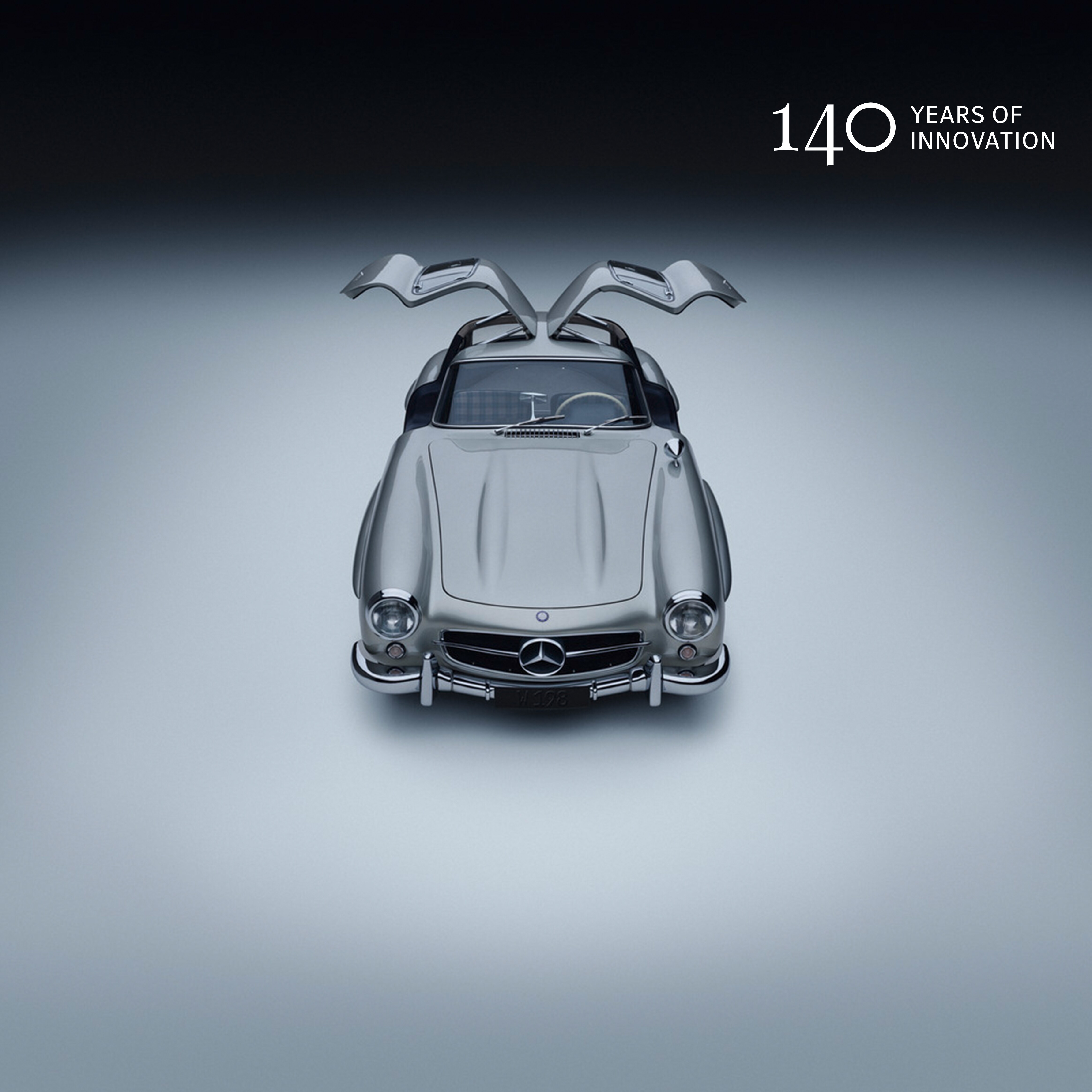 visual frontal de un Mercedes-Benz plata con alas de gaviota en el techo