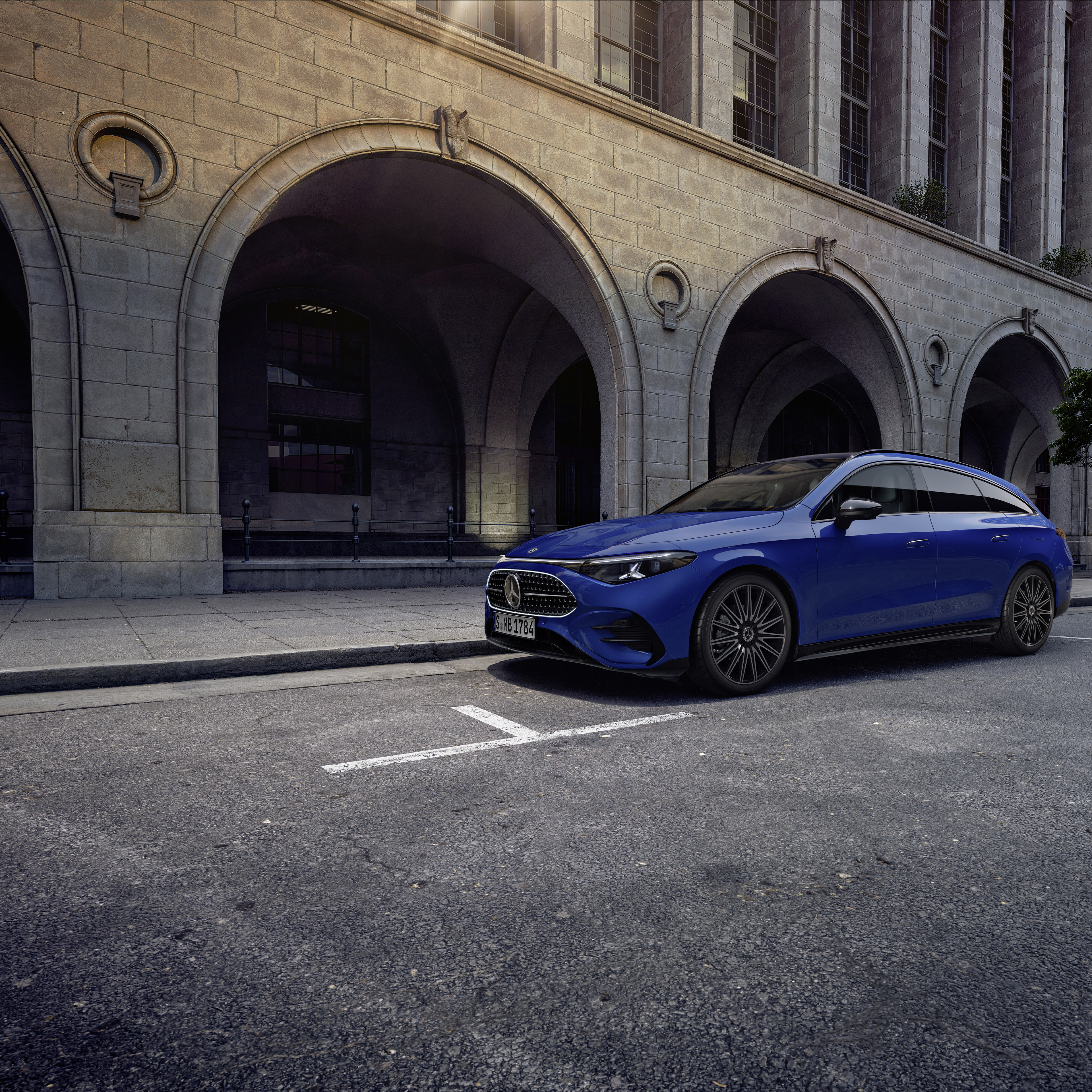 CLA Shooting Brake | Mercedes-Benz Visual lateral de un CLA Shooting Brake de Mercedes-Benz en color azul aparcado fuera un edificio