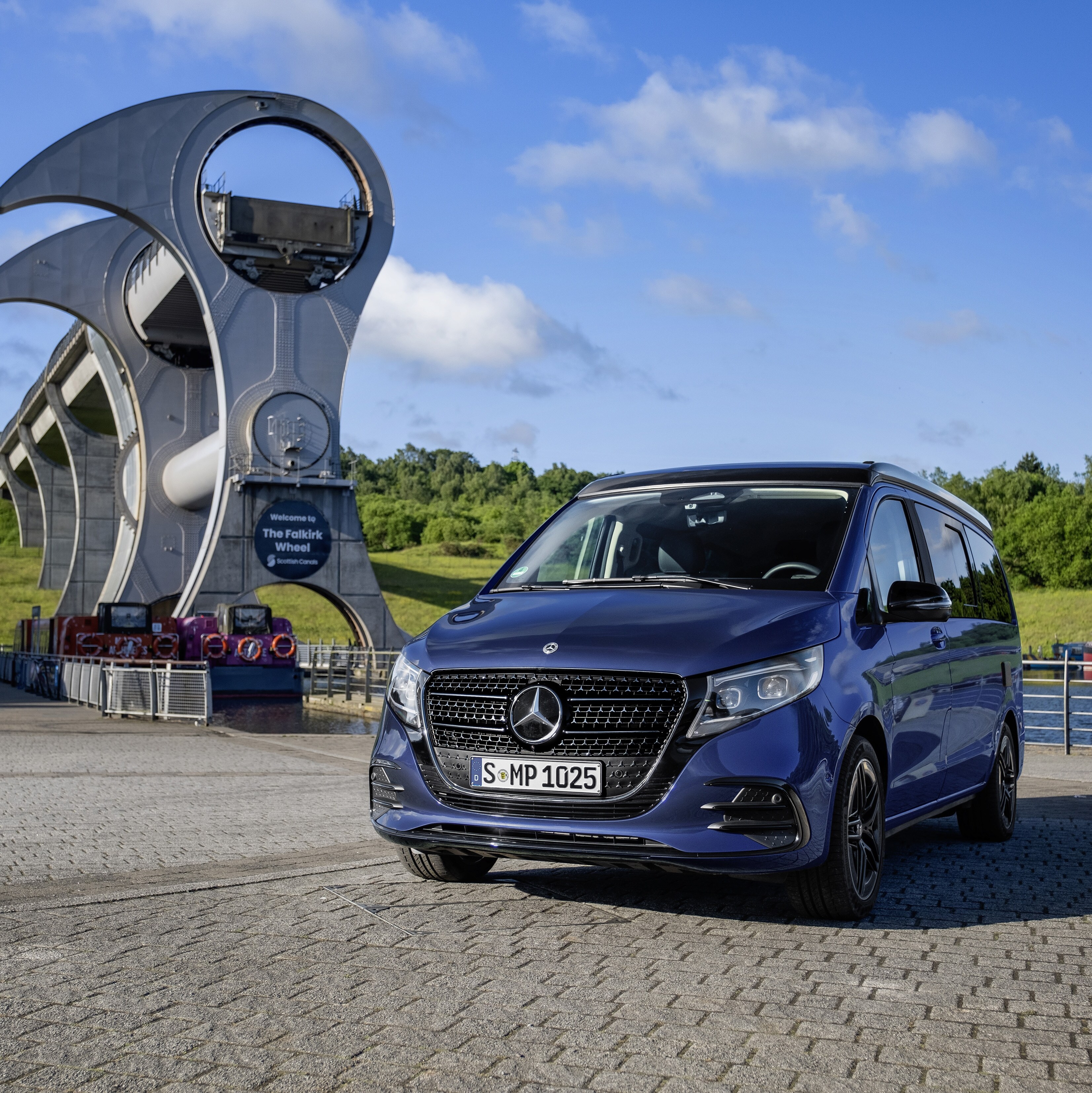 Una Marco Polo de Mercedes-Benz en un paisaje al aire libre.