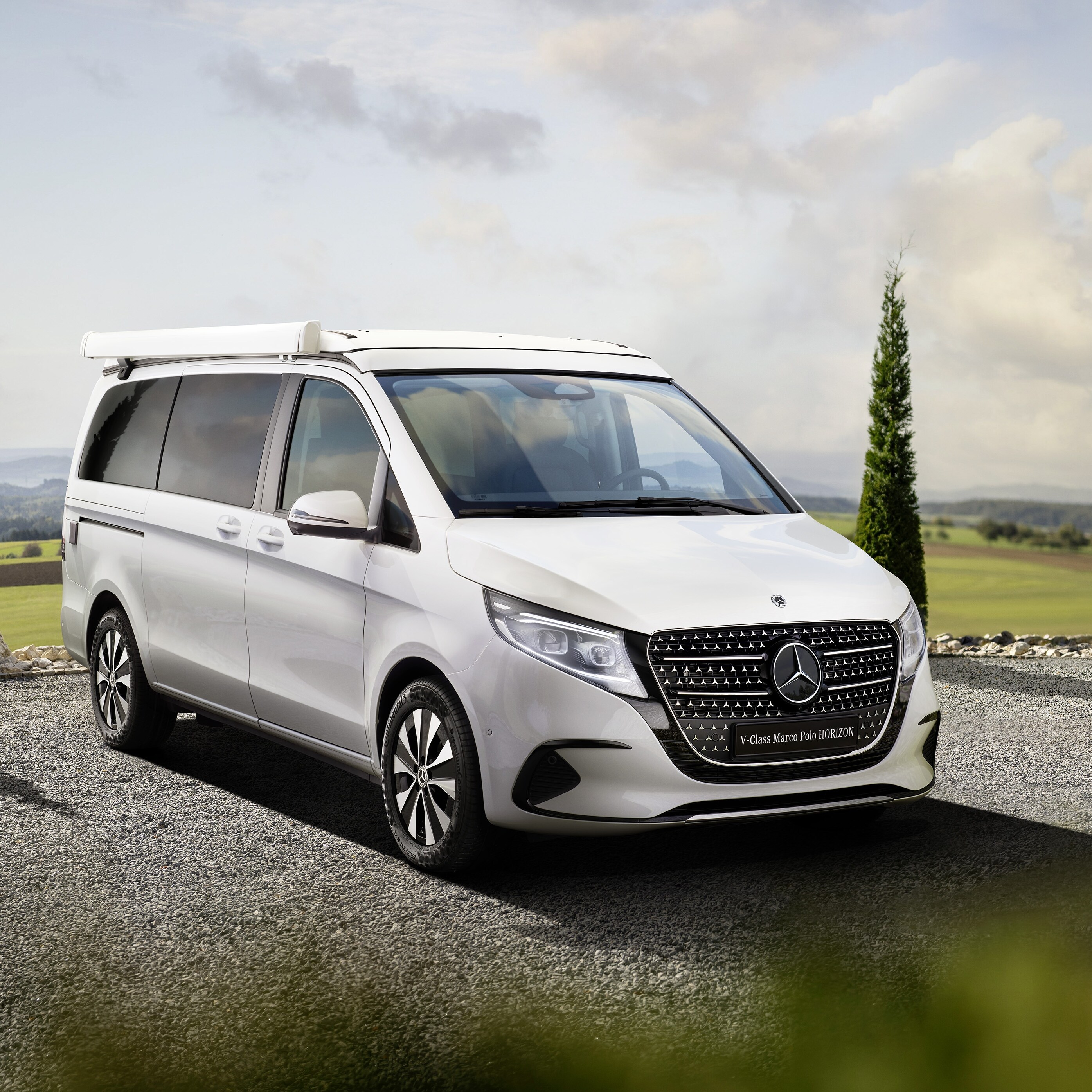 Mercedes‑Benz Marco Polo HORIZON en un entorno de aventura al aire libre con techo elevable.