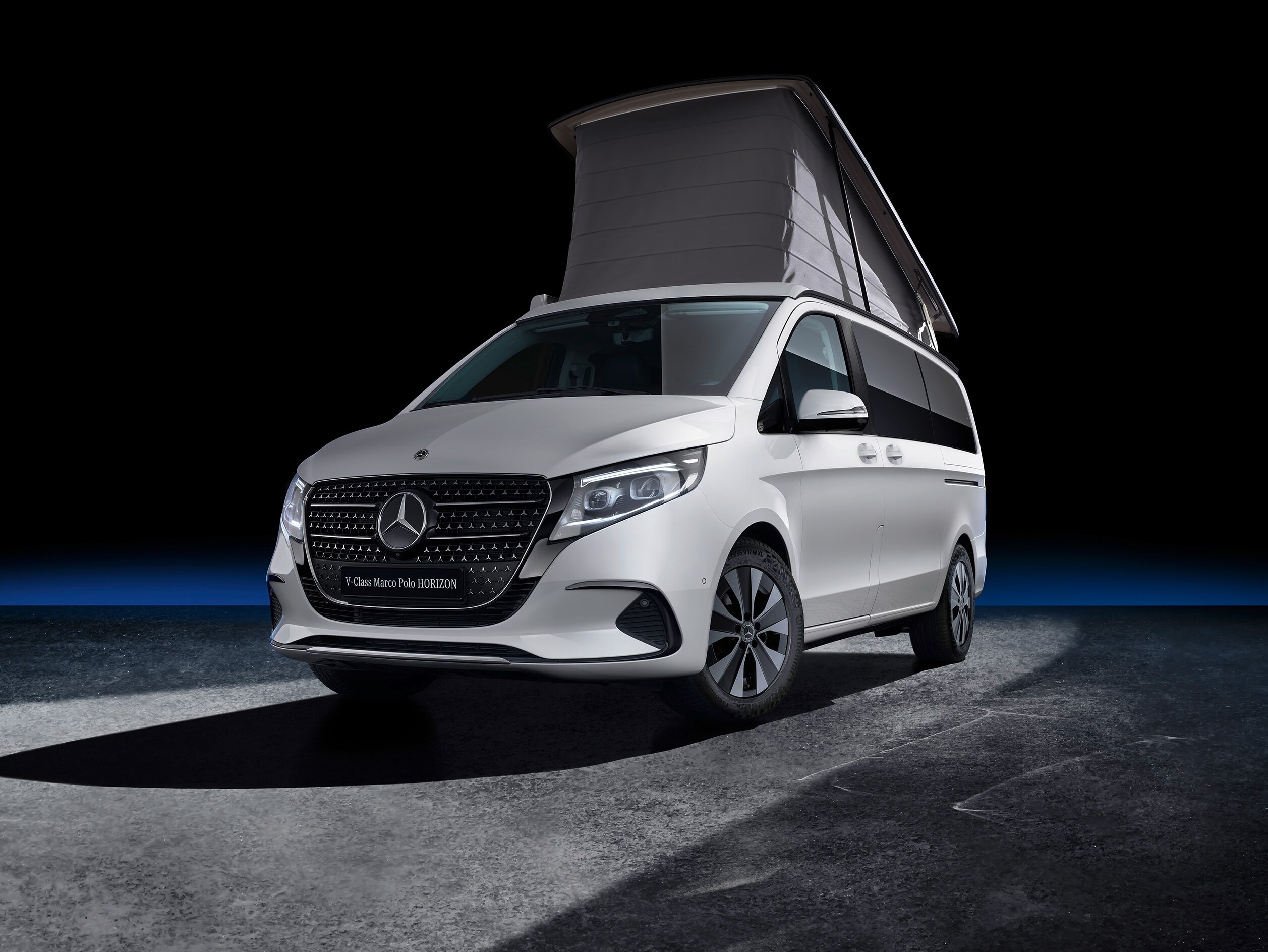 Marco Polo HORIZON con techo elevable, situada en un accidentado paisaje desértico, destacando la aventura todoterreno y la exploración de la «vida en autocaravana».