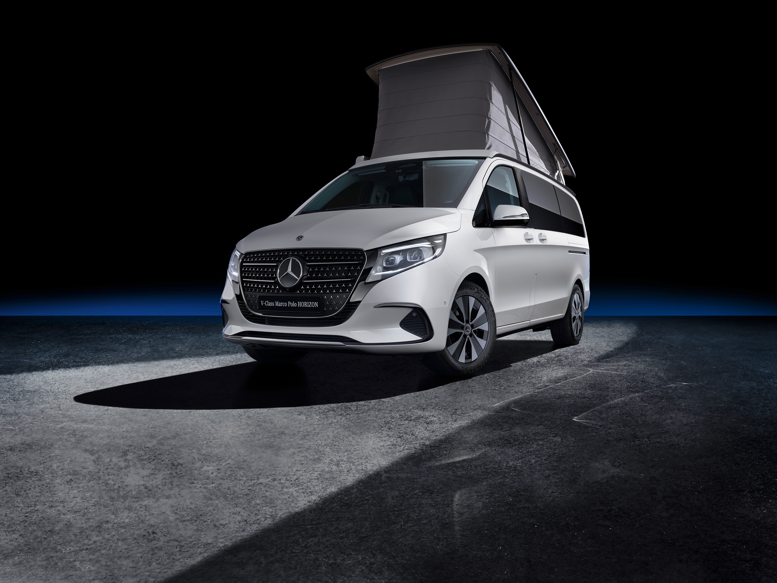 Marco Polo HORIZON | Autocaravanas Sprinter | Mercedes-Benz Marco Polo HORIZON con techo elevable, situada en un accidentado paisaje desértico, destacando la aventura todoterreno y la exploración de la «vida en autocaravana».