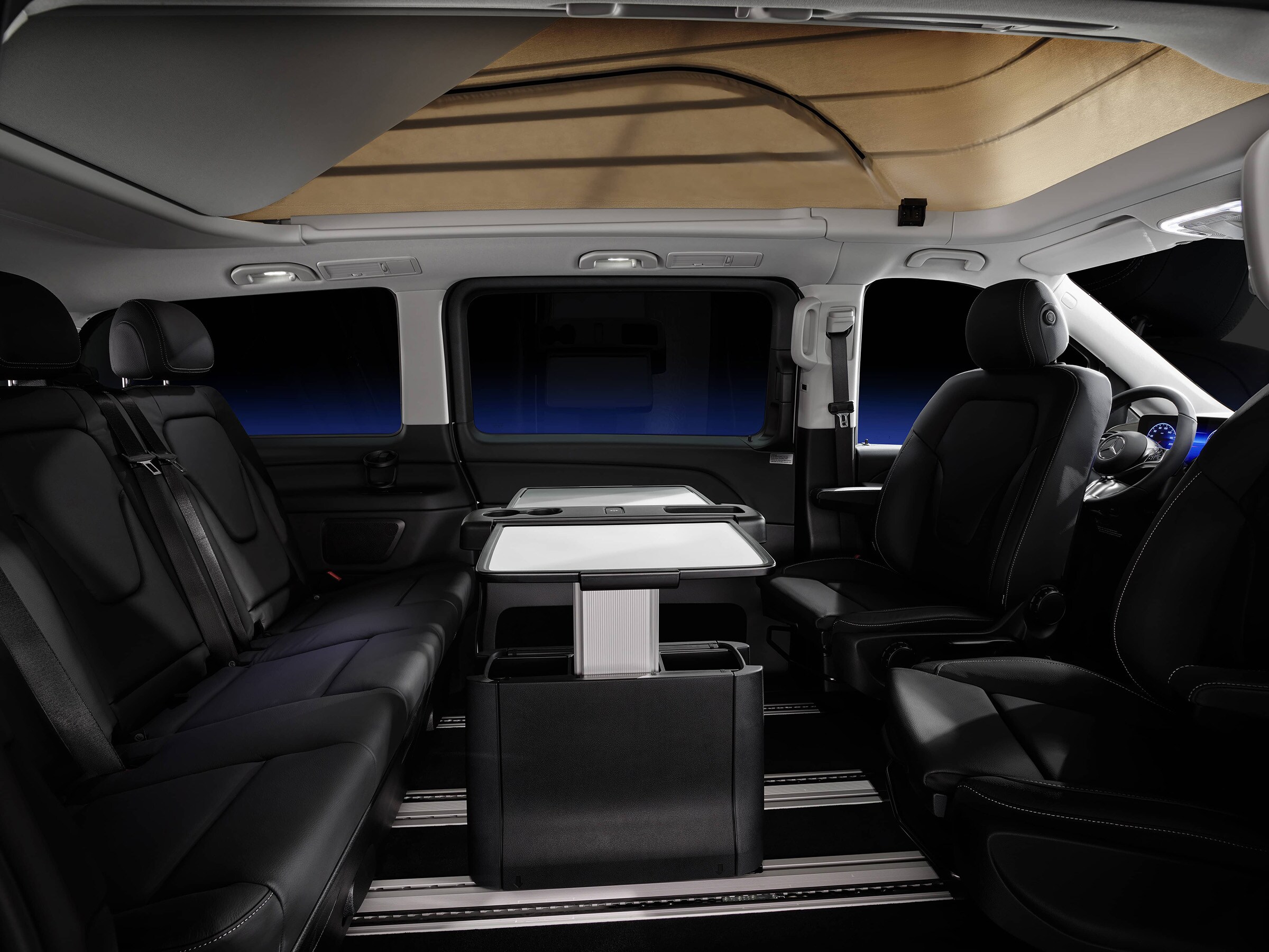 Interior del Mercedes-Benz Marco Polo HORIZON con mesa, techo desplegable y espacio habitable flexible.