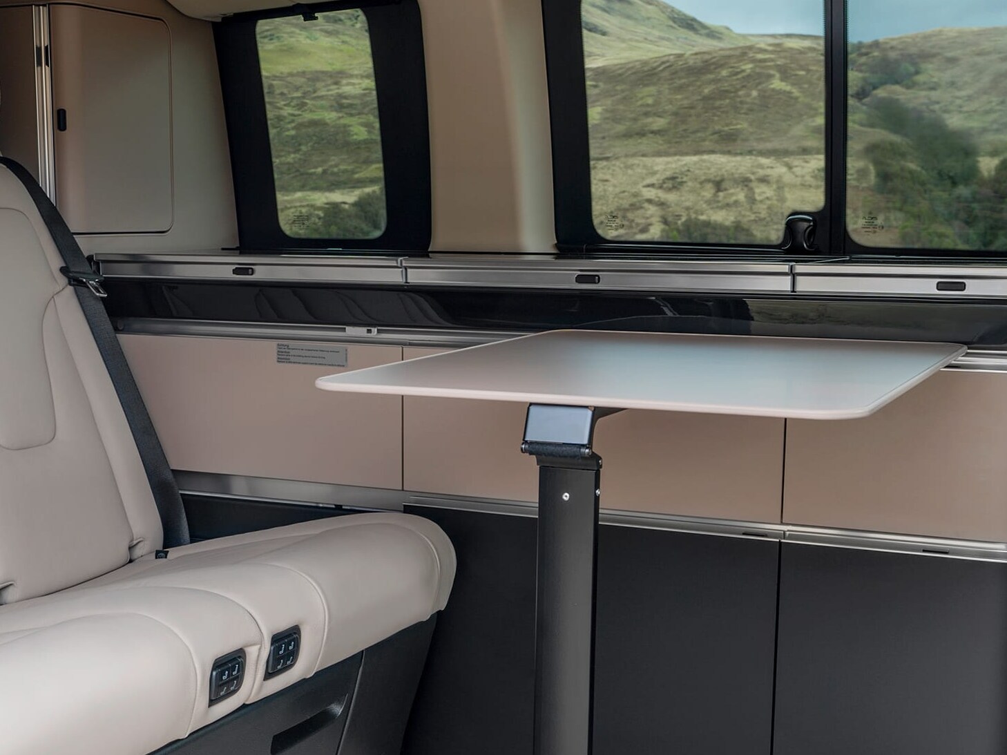 Interior del Mercedes-Benz Marco Polo con mesa plegable y espacio de estar flexible.