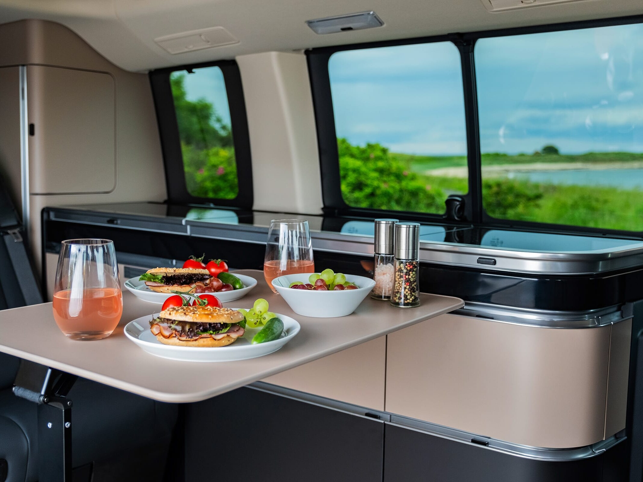 Cocina de la autocaravana Mercedes-Benz Marco Polo con cocina de gas integrada, fregadero y un diseño de primera calidad para cocinar cómodamente durante el viaje.