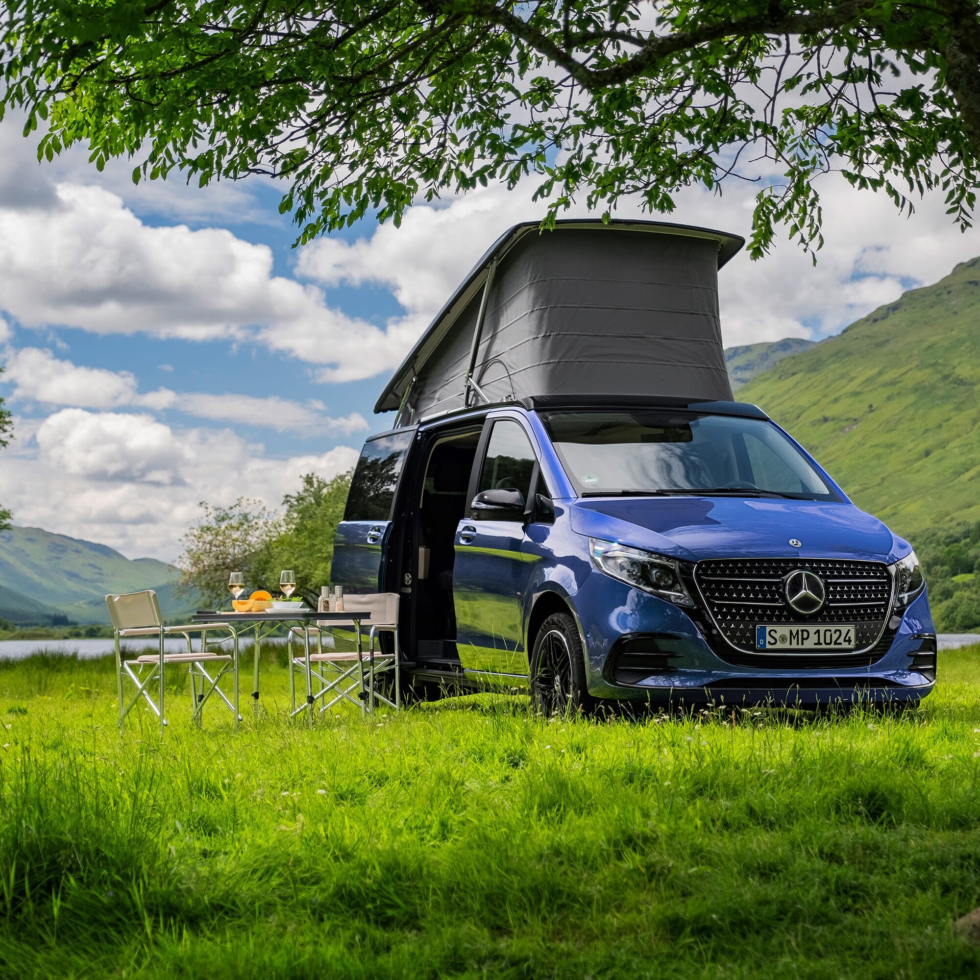 El Mercedes-Benz Marco Polo presentado en un destino emblemático, combinando un diseño elegante con una experiencia de viaje de alta gama y una gran versatilidad para acampar.