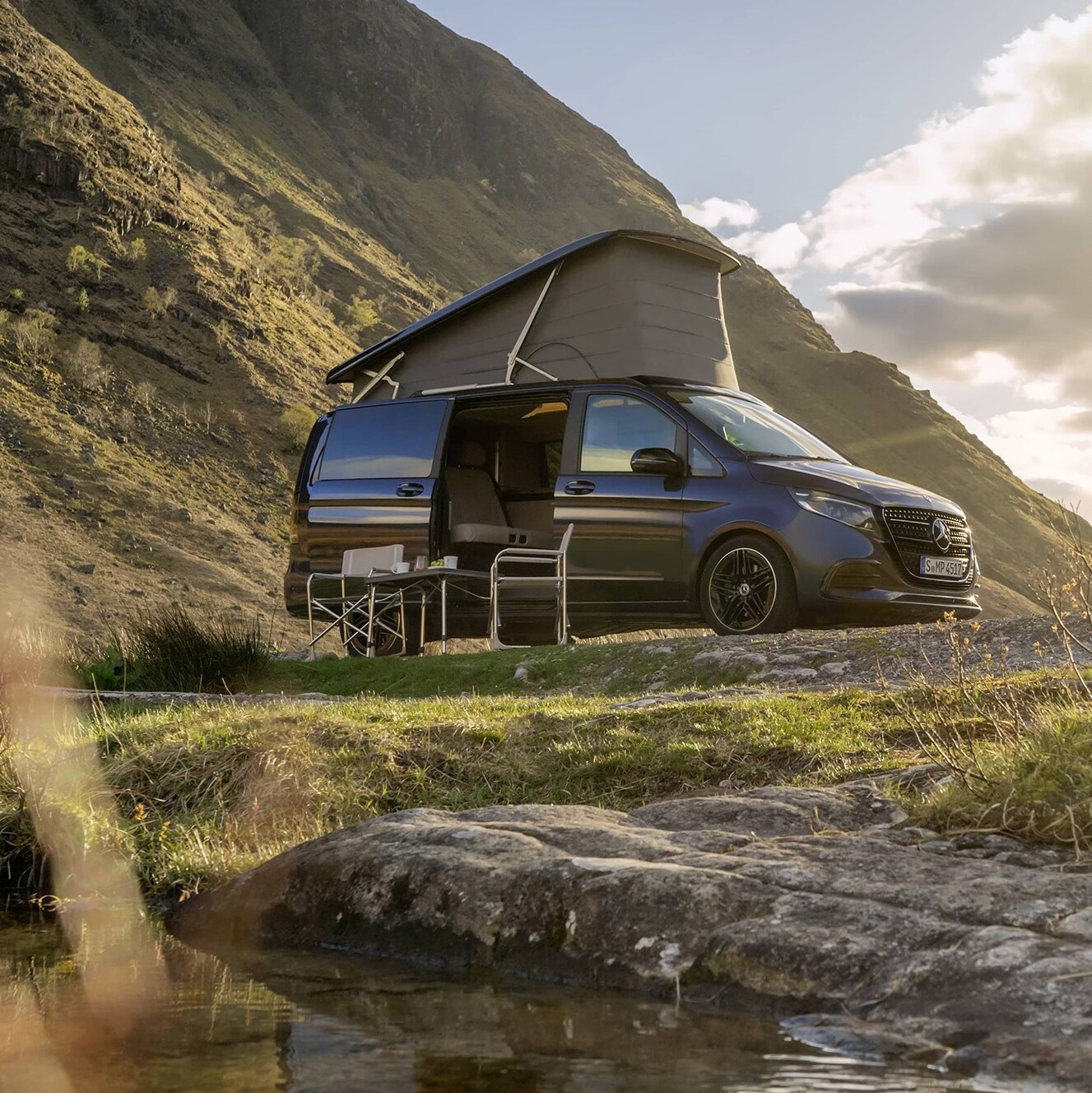 Autocaravana Mercedes-Benz Marco Polo con techo desplegable en un paisaje montañoso de gran belleza