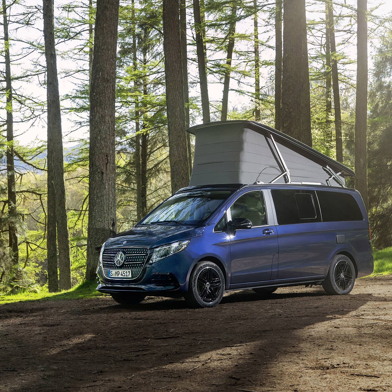 Autocaravana Mercedes-Benz Marco Polo con techo desplegable, lista para aventuras al aire libre y para pasar noches en plena naturaleza.
