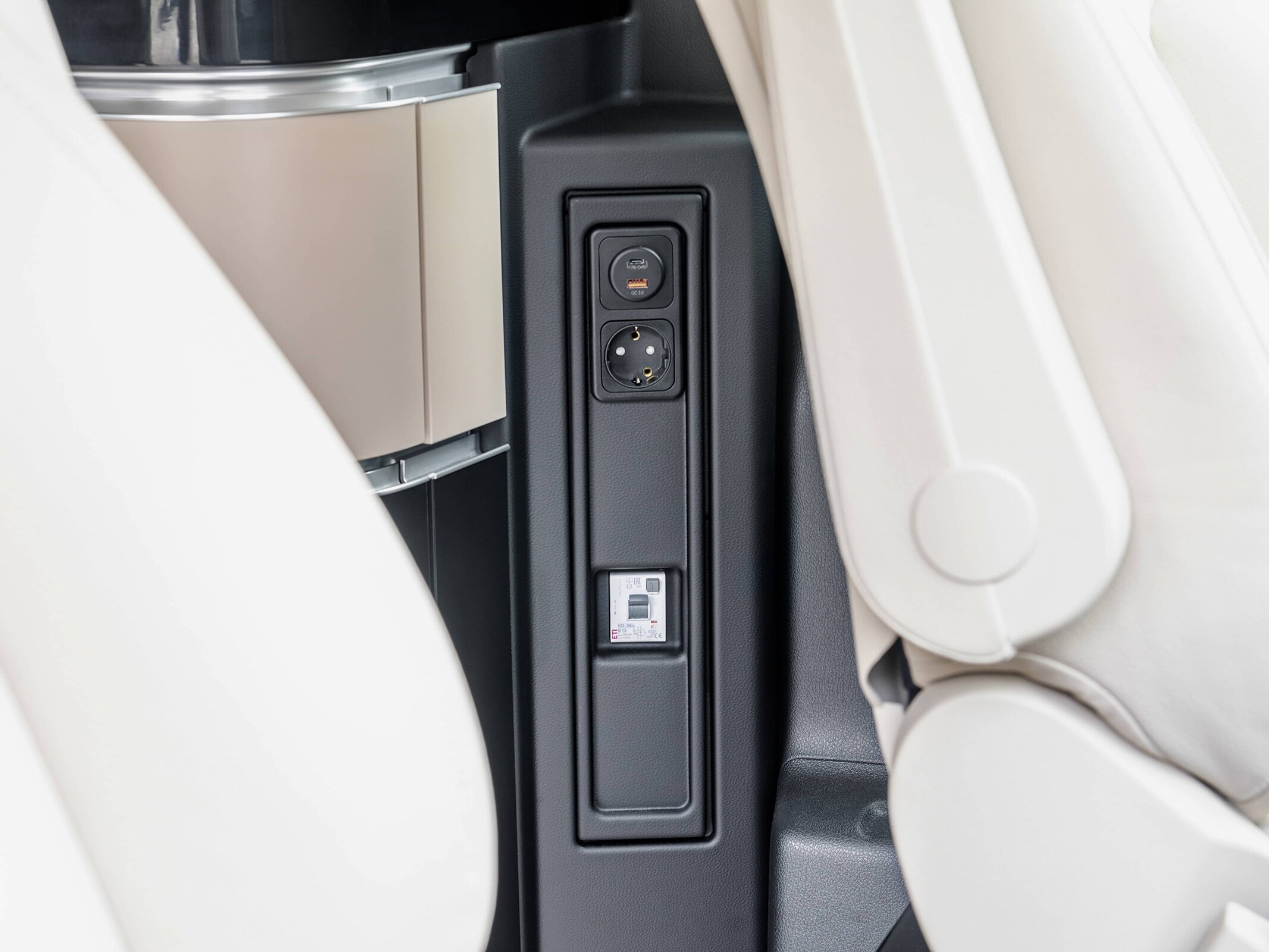 Mercedes-Benz Marco Polo: Tomas de corriente de 230 V y 12 V, así como un puerto de carga USB.