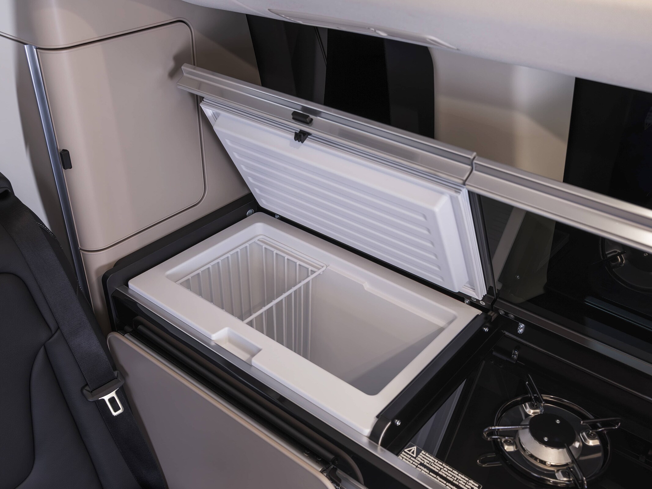 Autocaravana Mercedes-Benz Marco Polo con un práctico espacio de almacenamiento para viajes largos.