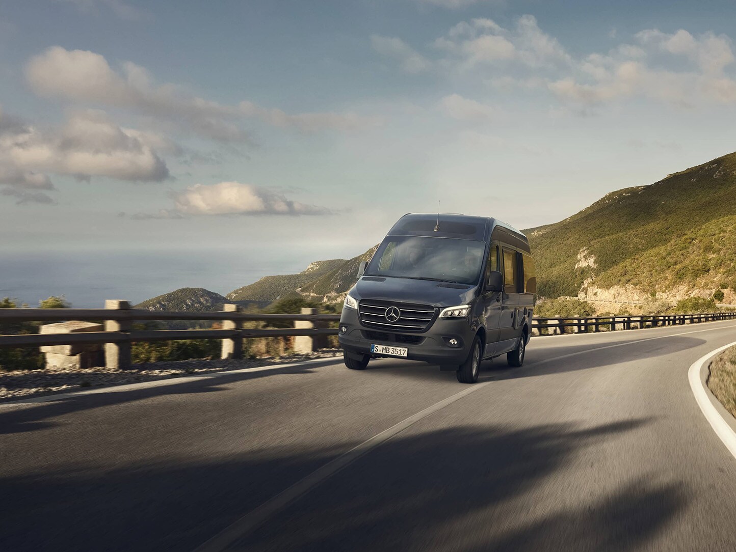 Autocaravana Sprinter de Mercedes-Benz en carretera, ofreciendo un confort de primera clase