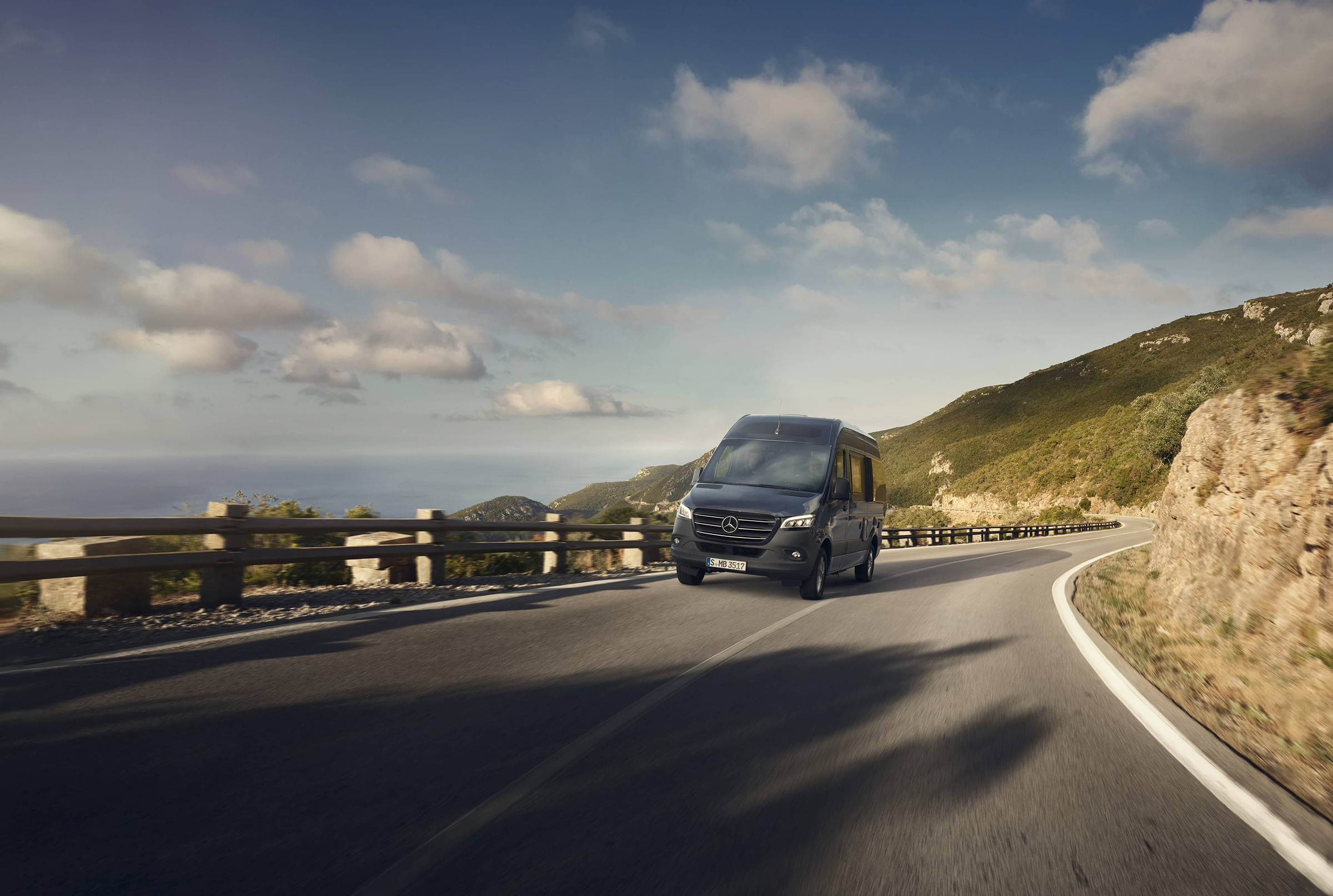 Modificación de la Sprinter como autocaravana | Autocaravanas Sprinter | Mercedes-Benz Autocaravana Sprinter de Mercedes-Benz en carretera, ofreciendo un confort de primera clase