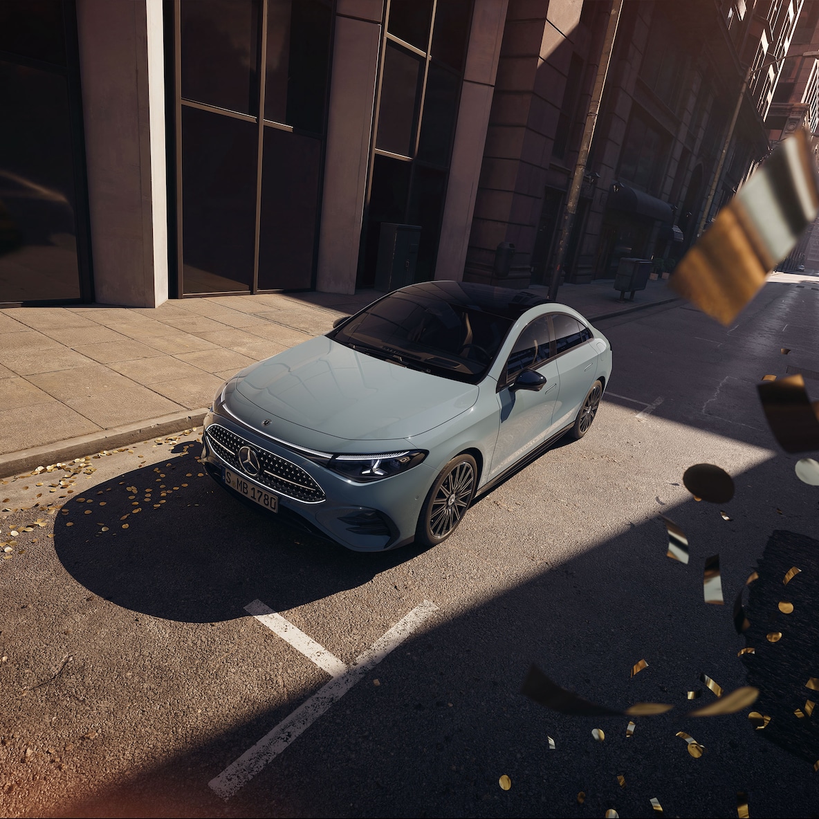 Vista lateral frontal (desde una perspectiva ligeramente elevada por el techo panorámico) del Mercedes-Benz CLA C178 con AMG Line Plus.