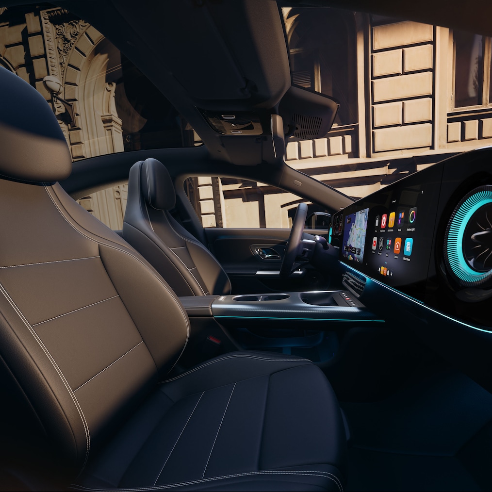 Vista del MBUX Superscreen desde el asiento del conductor del Mercedes-Benz CLA C178 (o vista lateral, donde también se aprecian los asientos deportivos).