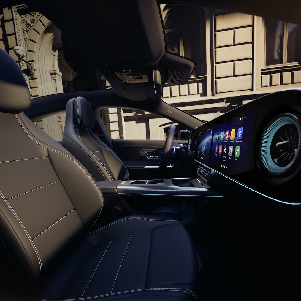 Vista del MBUX Superscreen desde el asiento del conductor del CLA de Mercedes-Benz (o vista lateral, donde también se aprecian los asientos deportivos).