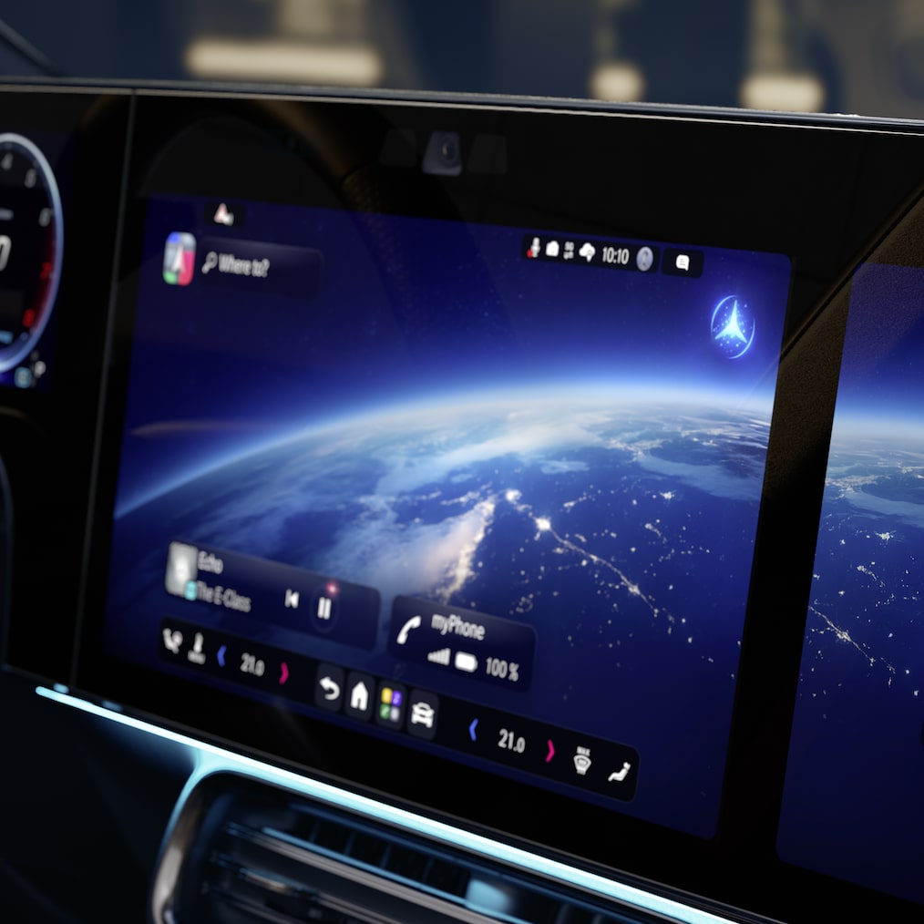 Vista en el visualizador central con Zero Layer Screen y MVA en la esquina del CLA de Mercedes-Benz.