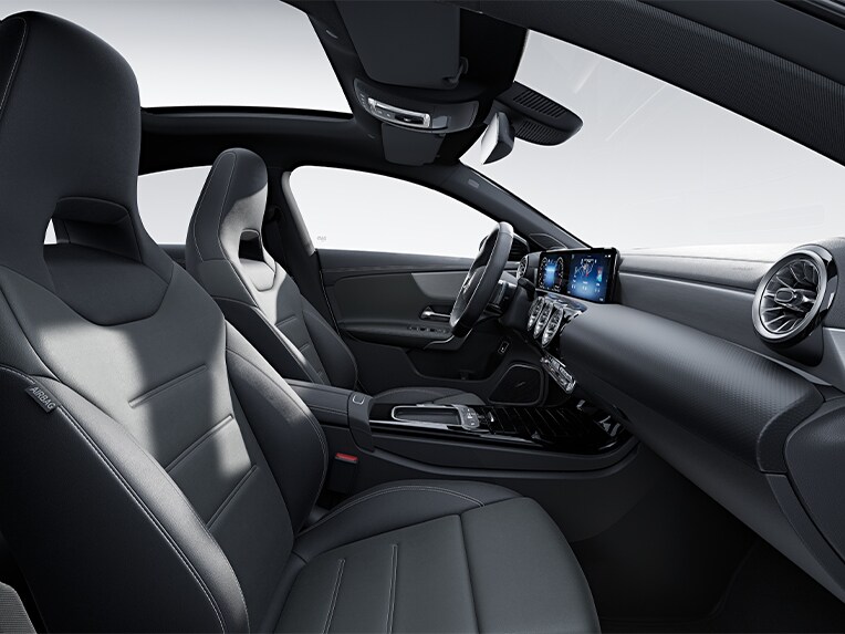 El interior del CLA Coupé de Mercedes-AMG con paquete de cuero AMG.