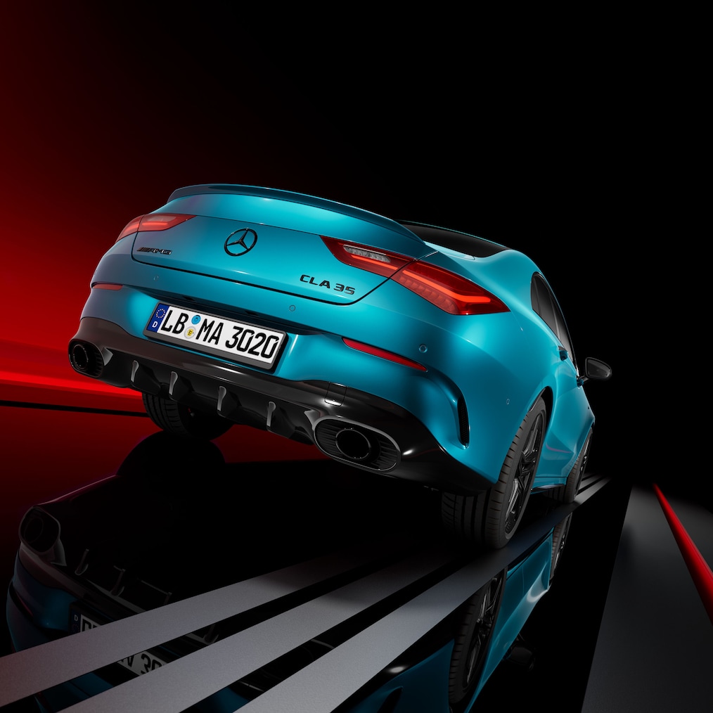 Vista frontal lateral de un Mercedes-AMG CLA 35 4MATIC Coupé.