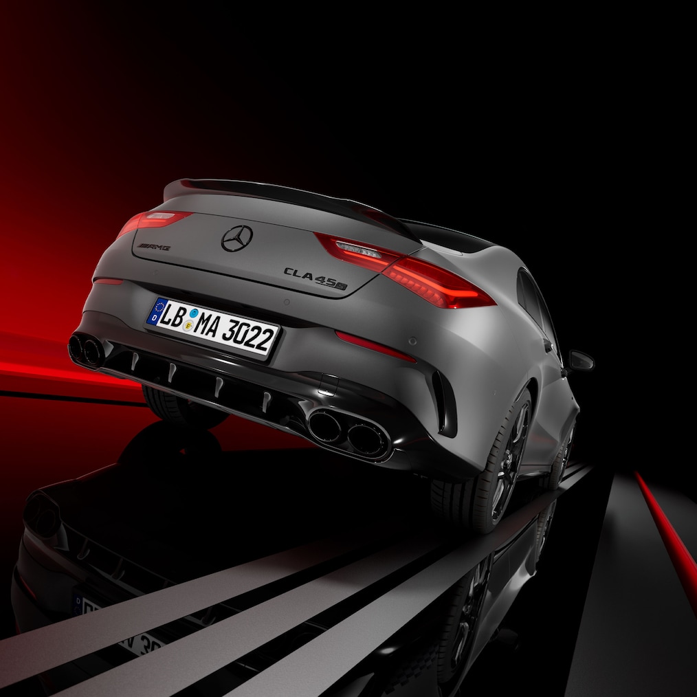 Vista frontal lateral de un Mercedes-AMG CLA 45 S 4MATIC+ Coupé.