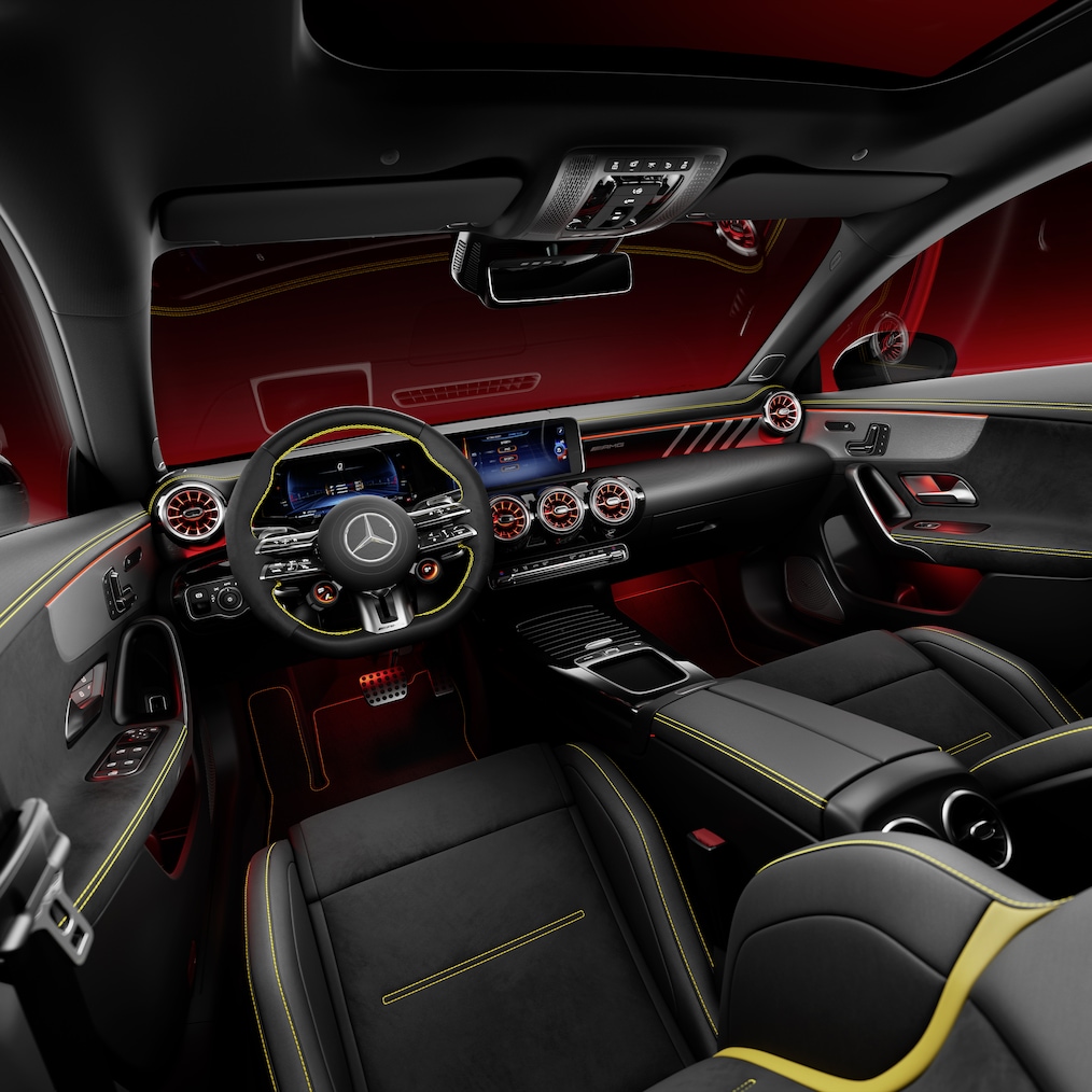Interior del Mercedes-AMG CLA Coupé con asientos AMG Performance y volante AMG Performance.