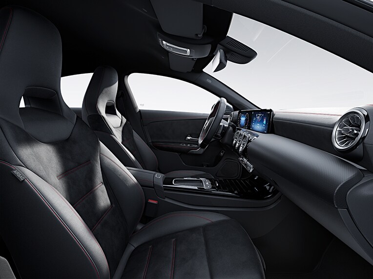 El Mercedes-Benz CLA Coupé con la línea de equipamiento AMG Line en el habitáculo.