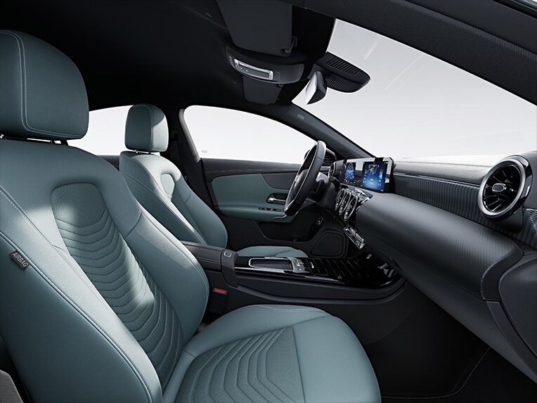 El Mercedes-Benz CLA Coupé con la línea de equipamiento Progressive en el habitáculo.