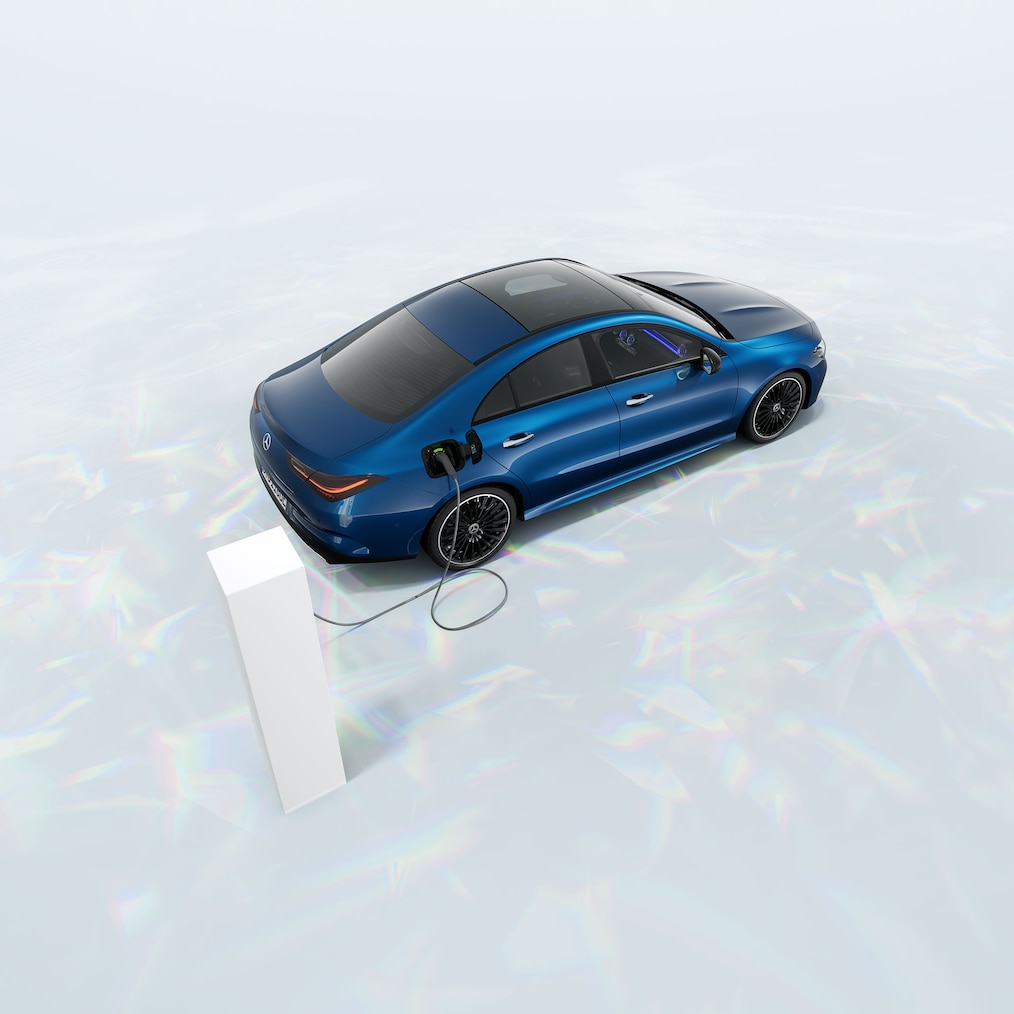 Vista de un Mercedes-Benz CLA 250 e Coupé con tecnología híbrida EQ en una estación de carga.