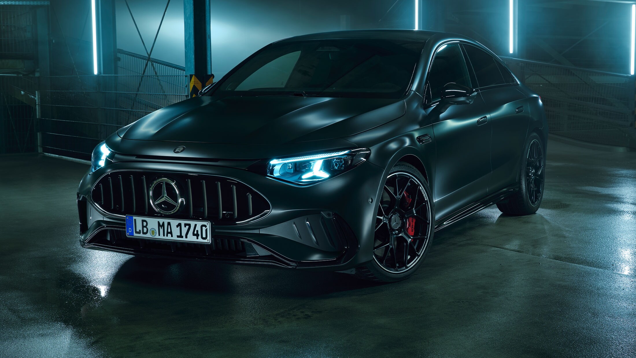 Visual lateral del nuevo Mercedes-AMG CLA eléctrico en color negro dentro de un garaje