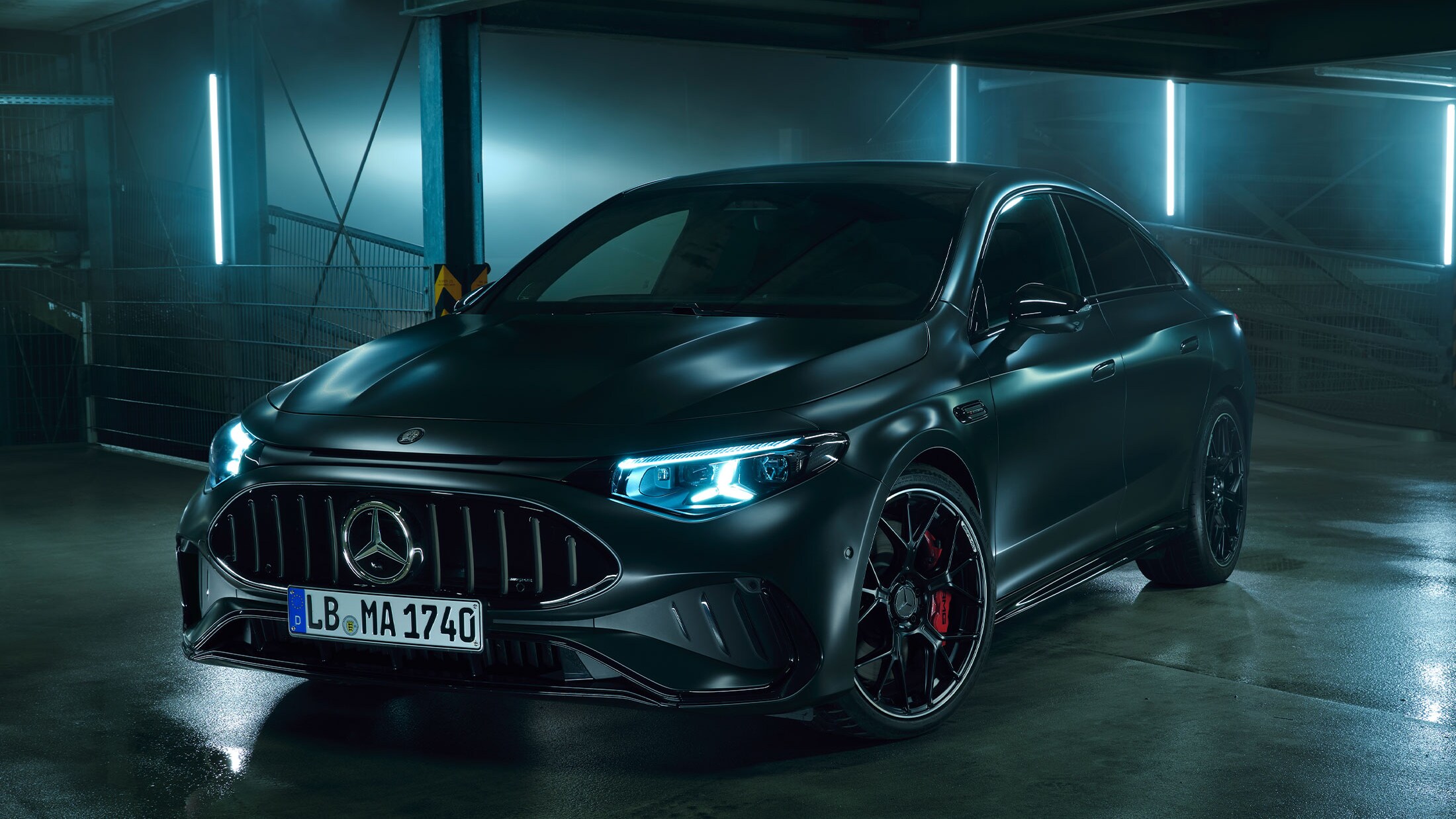 visual lateral del nuevo Mercedes‑AMG CLA Shooting brake en color negro aparcado en un garaje