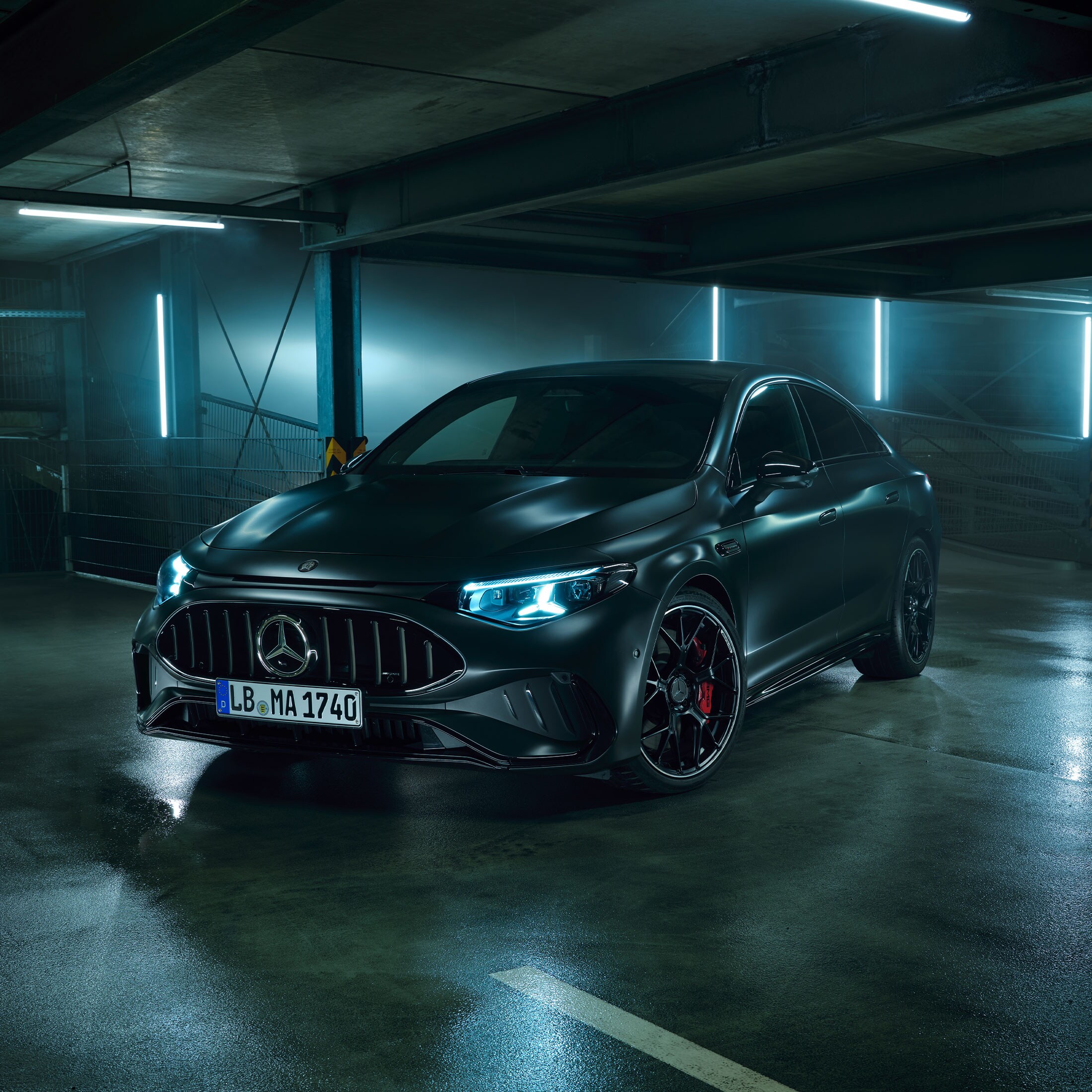 Visual lateral del nuevo Mercedes‑AMG CLA Shooting brake en color negro aparcado en un garaje