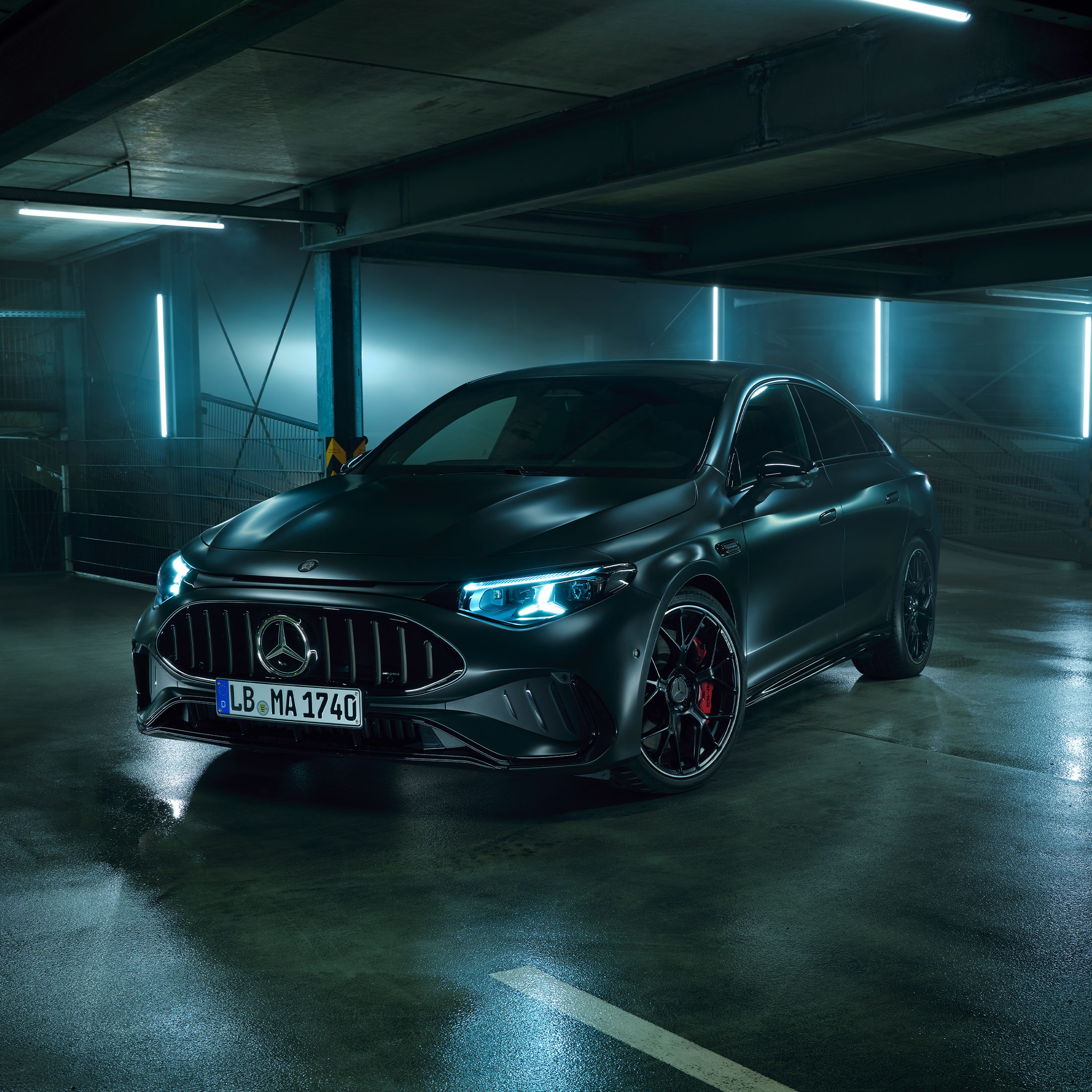 Visual lateral del nuevo Mercedes‑AMG CLA Shooting brake en color negro aparcado en un garaje