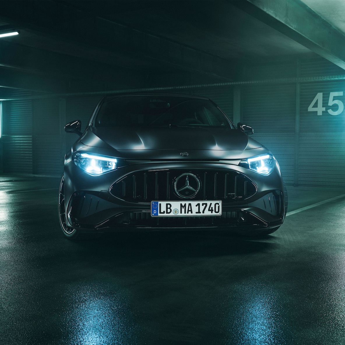 El sector frontal específico de AMG del Mercedes-AMG CLA 45 4MATIC+ eléctrico totalmente nuevo.