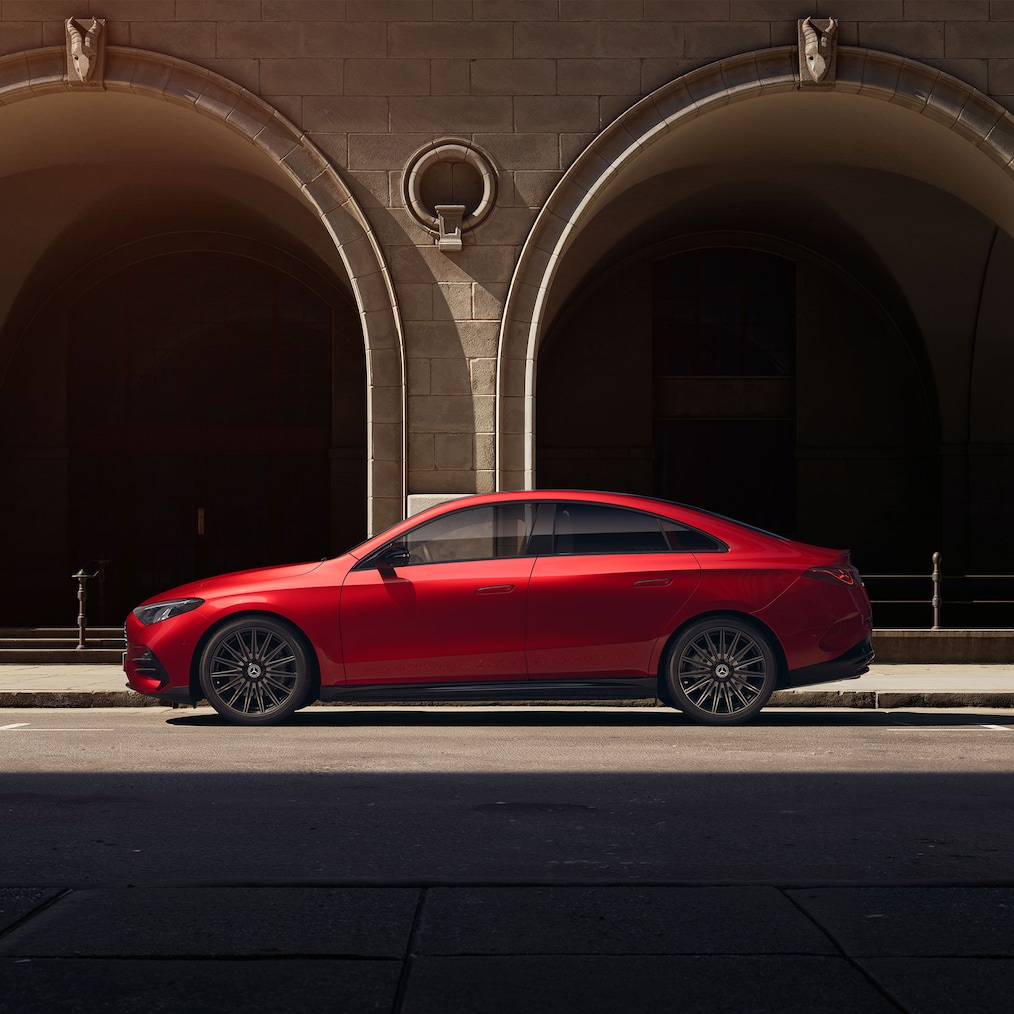 Escorzo frontal desde una perspectiva ligeramente elevada gracias al techo panorámico del Mercedes-Benz CLA C174.