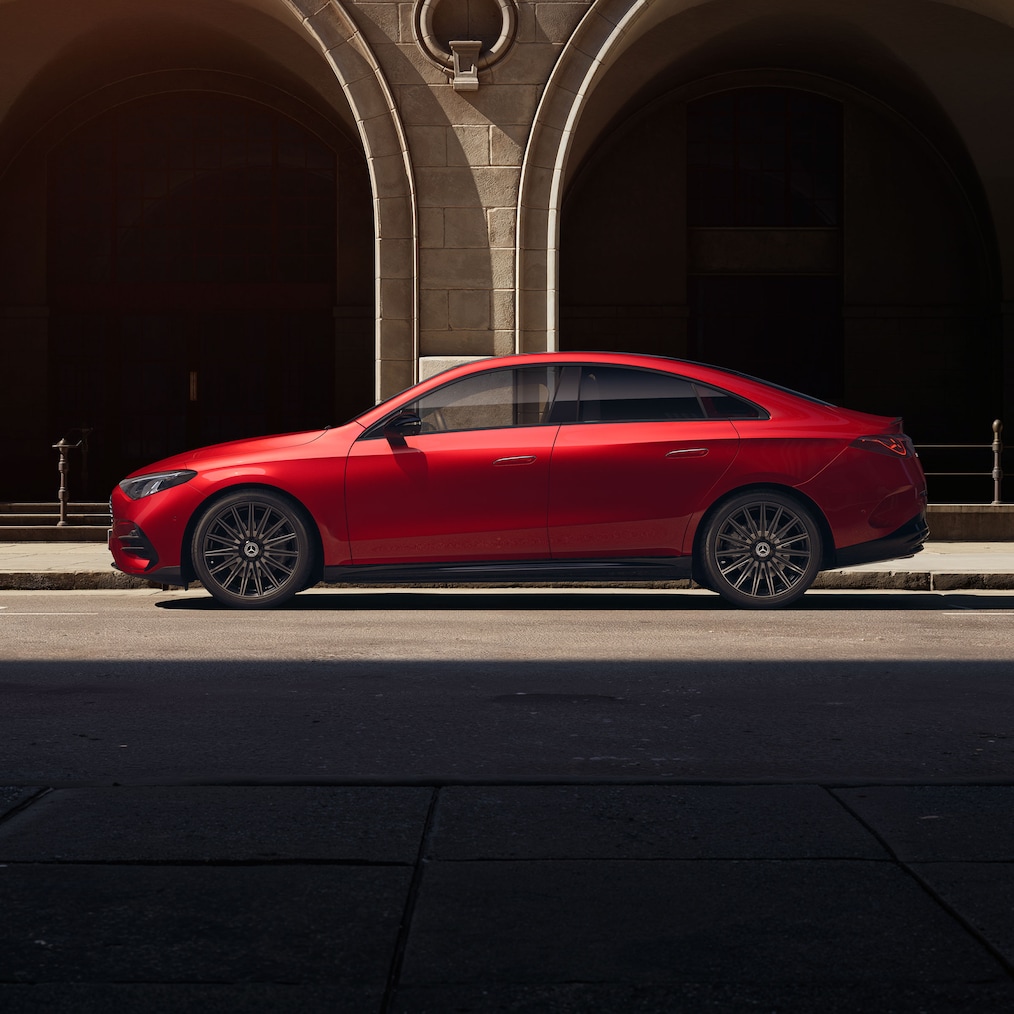 Vista frontal lateral desde una perspectiva ligeramente elevada gracias al techo panorámico del CLA 100% eléctrico