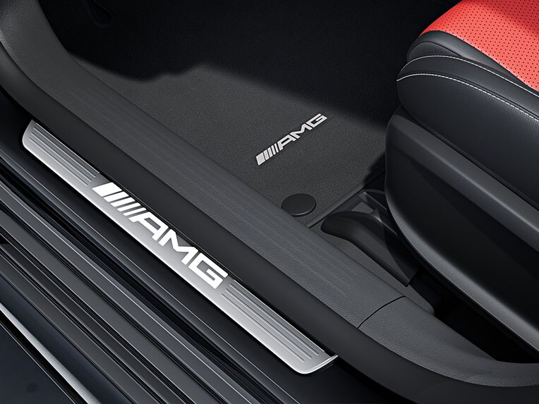 Los listones de umbral AMG con distintivo «AMG» del CLA Shooting Brake de Mercedes-AMG.