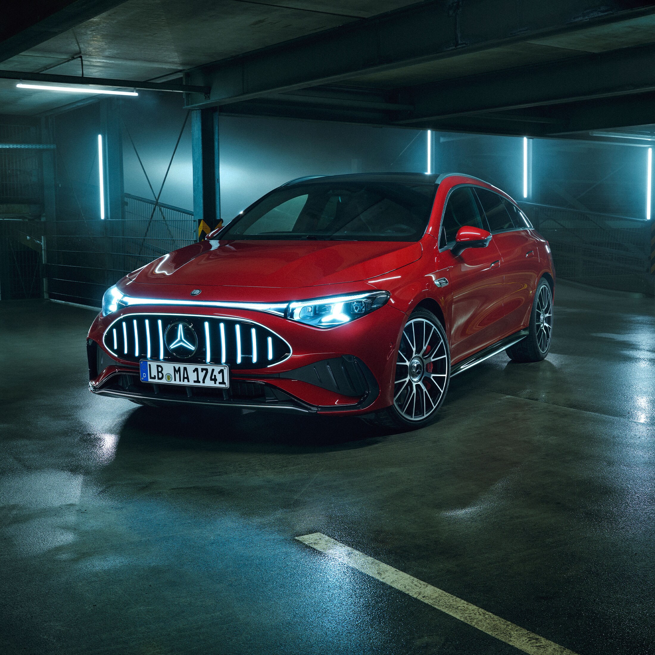 visual lateral del nuevo Mercedes‑AMG CLA Shooting brake en color rojo aparcado en un garaje