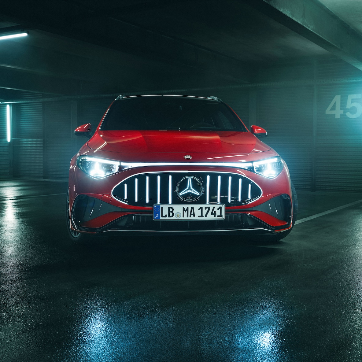 El frontal específico de AMG del Mercedes-AMG CLA 45 4MATIC+ Shooting Brake eléctrico completamente nuevo.