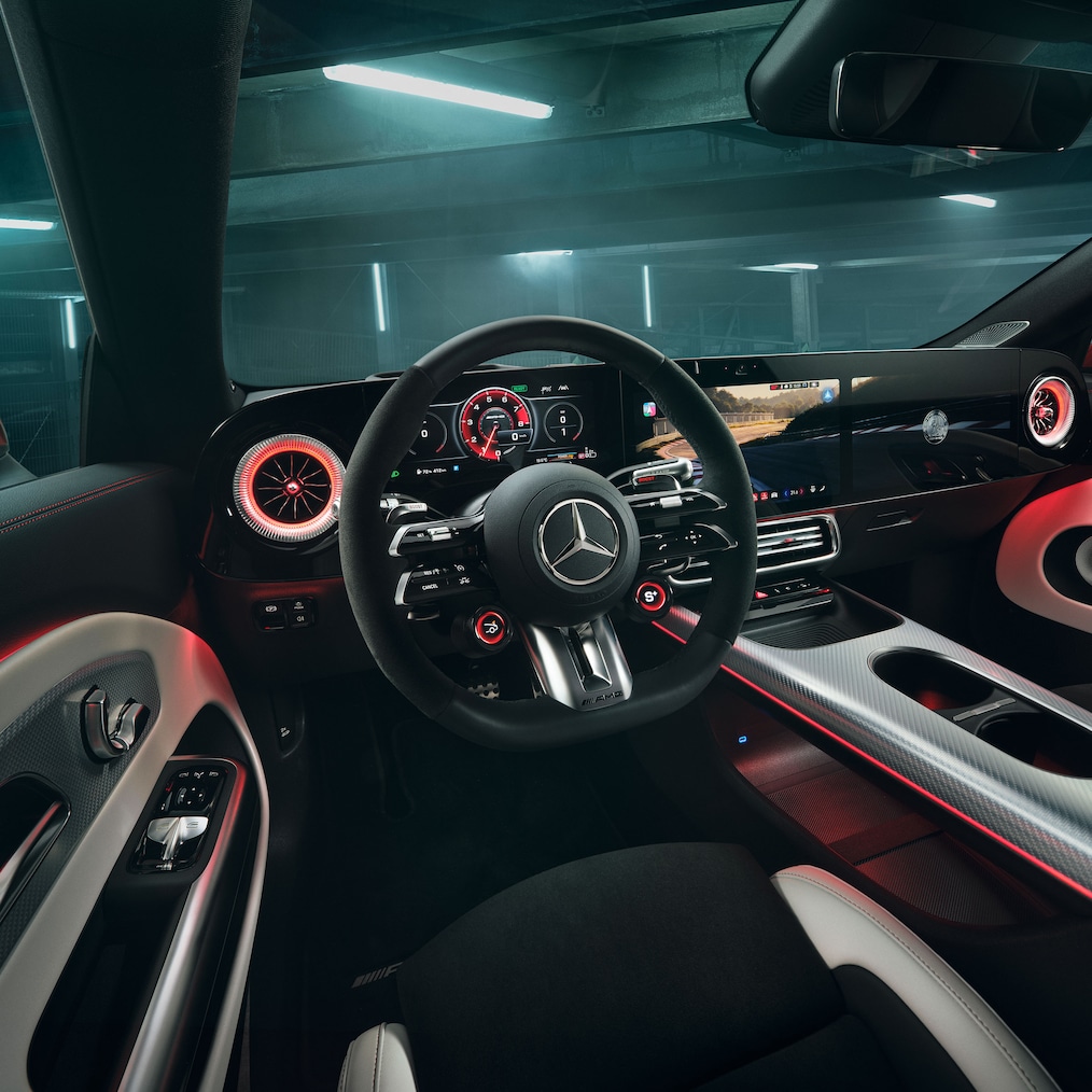 El volante AMG Performance del Mercedes-AMG CLA 45 4MATIC+ Shooting Brake eléctrico completamente nuevo.